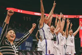 包含今晨埃因霍温调整名单以备NBA总决赛，强势反弹环节打磨，更衣室稳定，赛季目标并未改变的词条